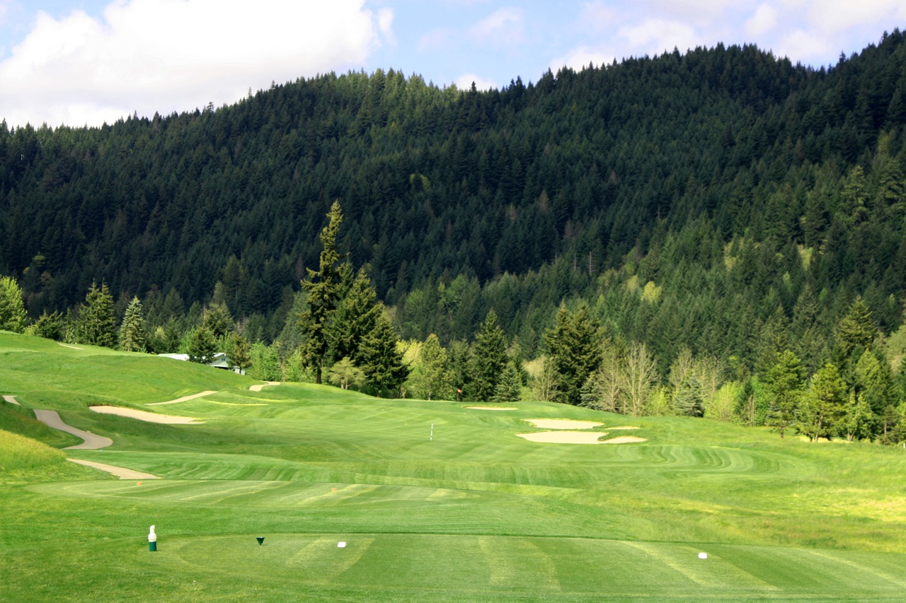 Elk Ridge Golf Course - scenic 18-hole course just 15 minutes from River Time Retreat
